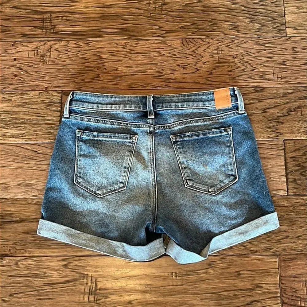 Level 99 4” Inseam High Rise Cuffed Shorts Size 29